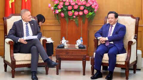 Đồng chí Nguyễn Đức Hiển, Phó Trưởng Ban Chính sách, chiến lược Trung ương tiếp và làm việc với Đại sứ Đan Mạch tại Việt Nam