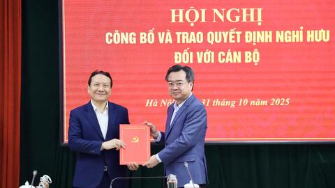 Ban Chính sách, chiến lược Trung ương tổ chức Hội nghị trao quyết định nghỉ hưu, hưởng chế độ bảo hiểm xã hội cho Phó Trưởng Ban Nguyễn Hồng Sơn và Viện trưởng Viện Nghiên cứu Chính sách và Chiến lược Trần Thị Hồng Minh