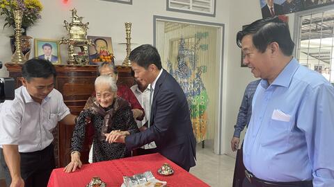 Đoàn công tác của Ban Kinh tế Trung ương thăm, chúc tết và tặng quà cho Mẹ Việt Nam anh hùng; công nhân và người lao động có hoàn cảnh khó khăn