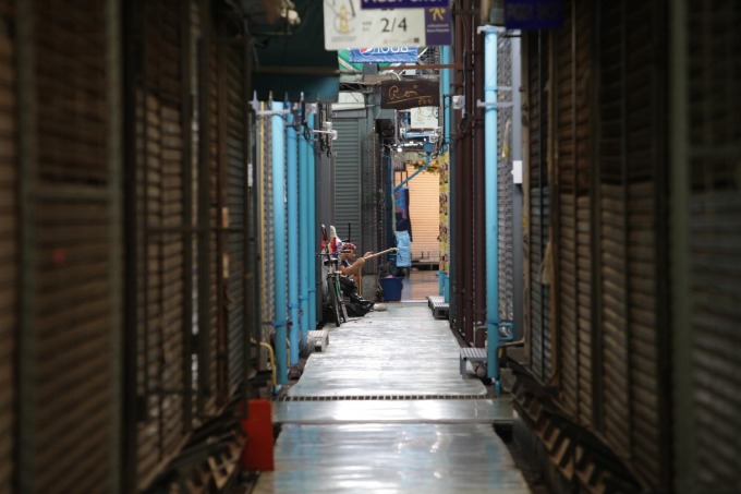Các cửa hàng đóng cửa tại chợ cuối tuần Chatuchak ở Bangkok từ khi đợt dịch mới bùng phát. Ảnh: Apichart Jinakul
