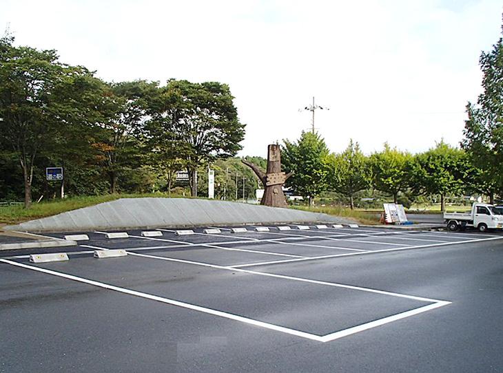Một bãi đỗ xe làm từ nhựa đường tái sử dụng - Ảnh: Maeda group
