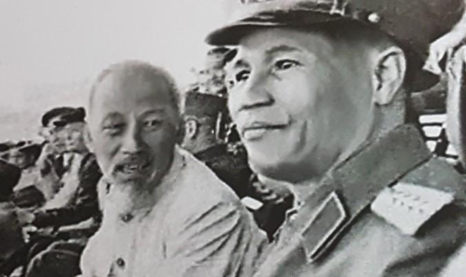 Bác Hồ với Đại tướng Nguyễn Chí Thanh.