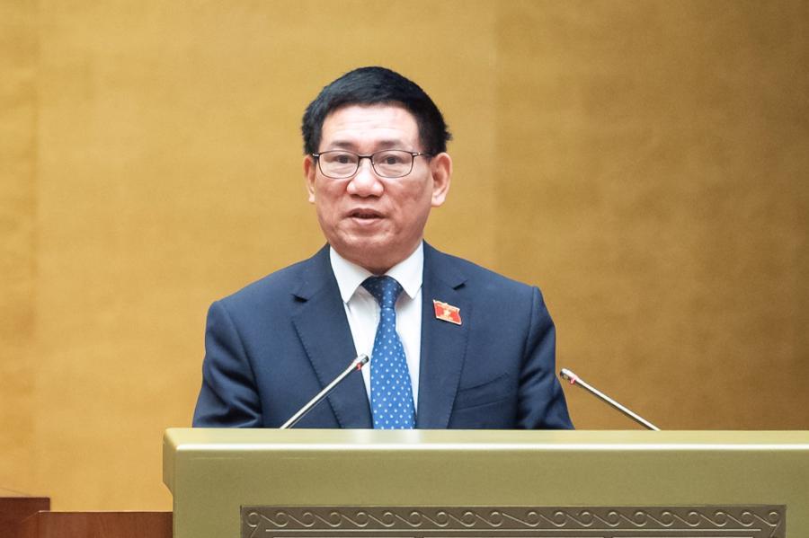 Bộ trưởng Bộ T&agrave;i ch&iacute;nh Hồ Đức Phớc thừa ủy quyền của Thủ tướng Ch&iacute;nh phủ tr&igrave;nh b&agrave;y Tờ tr&igrave;nh. Ảnh: Quochoi.vn.&nbsp;