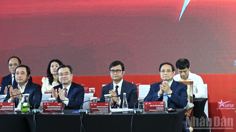Thủ tướng Phạm Minh Chính và các đồng chí lãnh đạo tham dự Diễn đàn Kinh tế tư nhân Việt Nam 2025. (Ảnh: TRẦN HẢI)
