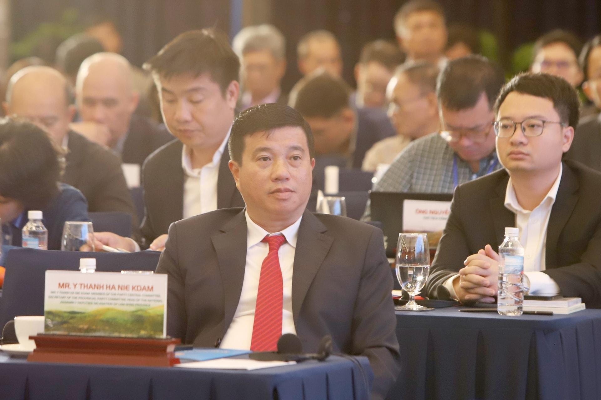 Đồng chí Y Thanh Hà Niê Kđăm, Ủy viên Ban Chấp hành Trung ương Đảng, Bi thư Tỉnh ủy, Trưởng Đoàn ĐBQH tỉnh theo dõi buổi tọa đàm