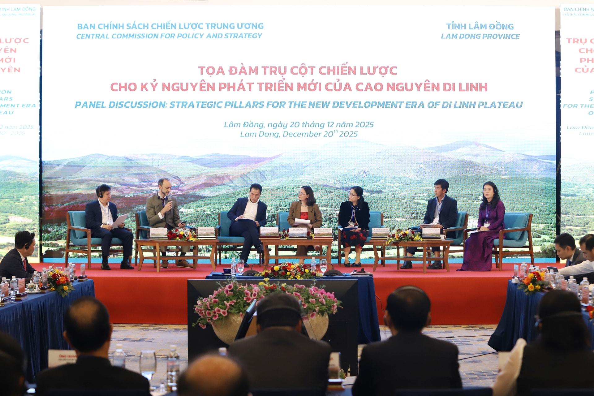 Trong khuôn khổ của phiên chuyên đề 1, Hội thảo đã tổ chức tọa đàm với chủ đề Trụ cột chiến lược cho kỷ nguyên phát triển mới của Cao nguyên Di Linh