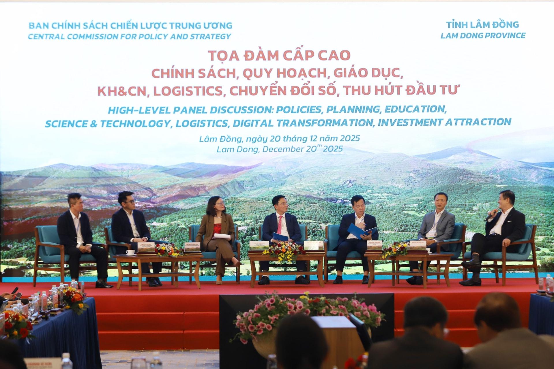 Trong khuôn khổ của Hội thảo, tỉnh Lâm Đồng đã tổ chức Tọa đàm cấp cao: chính sách, quy hoạch, giáo ục, KH&CN, logistics, chuyển đổi số và thu hút đầu tư