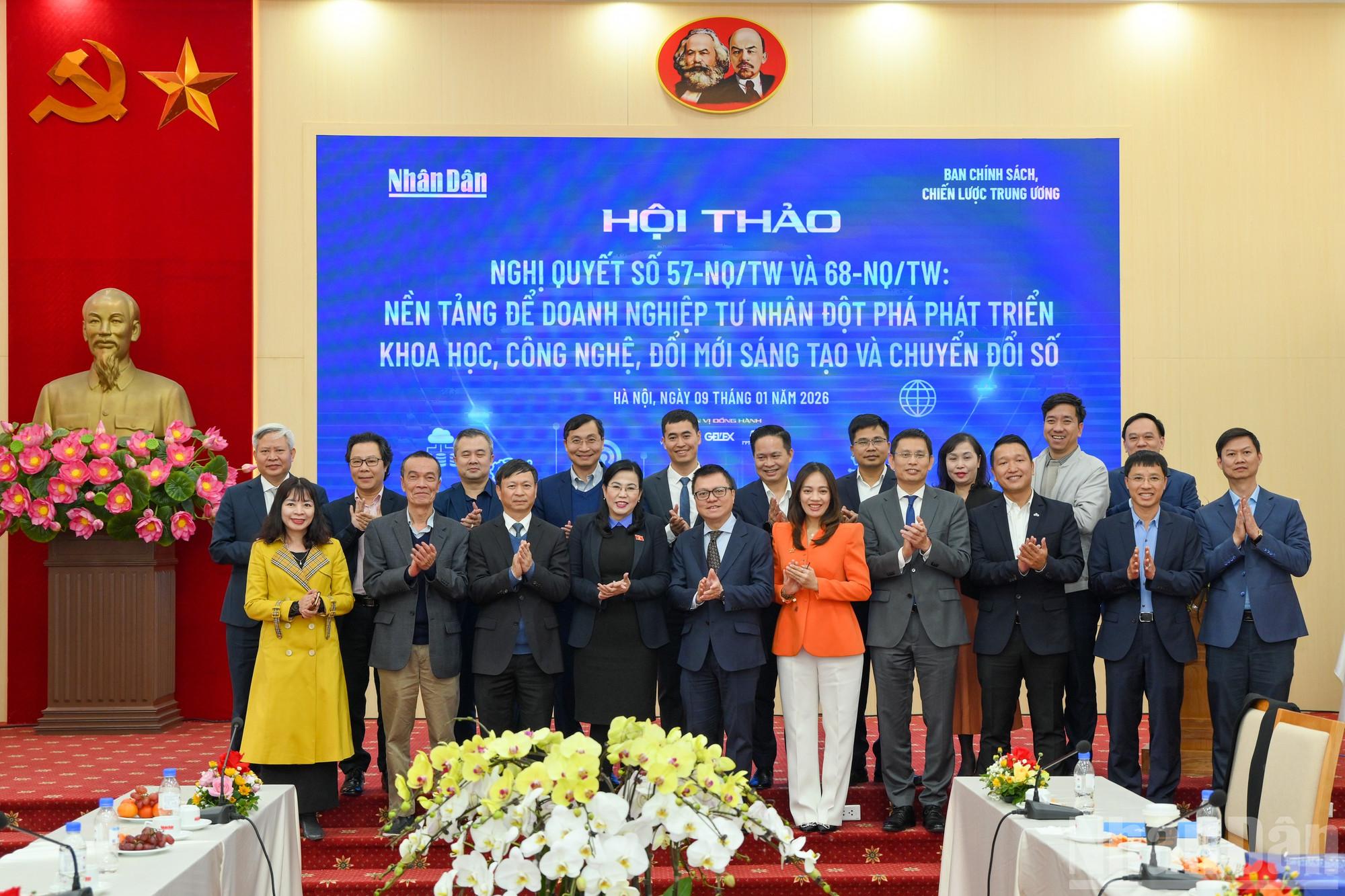 Các đại biểu chụp ảnh lưu niệm tại Hội thảo. (Ảnh: THẾ ĐẠI)