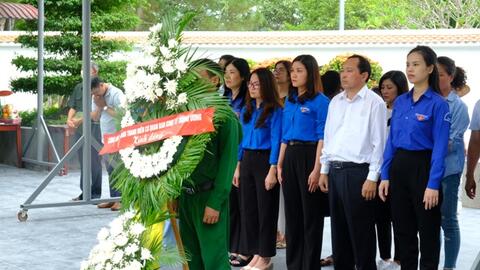 Chi đoàn cơ quan Ban Kinh tế Trung ương thăm và dâng hương các địa chỉ đỏ tại Hà Tĩnh, Quảng Bình