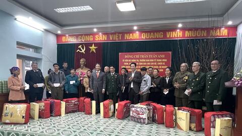 Đoàn công tác của Ban Kinh tế Trung ương thăm, chúc tết và tặng quà cho công nhân lao động có hoàn cảnh khó khan, hộ nghèo, hộ gia đình chính sách nhân dịp Tết nguyên đán Quý Mão năm 2023 tại tỉnh Hà Giang