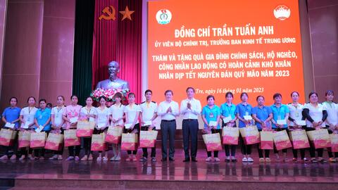 Đoàn công tác của Ban Kinh tế Trung ương thăm, chúc tết và tặng quà cho Mẹ Việt Nam anh hùng; công nhân và người lao động có hoàn cảnh khó khăn của tỉnh Bến Tre