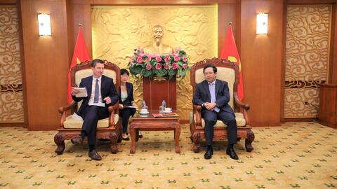 Đồng chí Nguyễn Đức Hiển, Phó Trưởng Ban Kinh tế Trung ương tiếp ông Mark Tattersall, Quyền Đại sứ Úc tại Việt Nam.