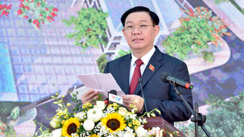 Chủ tịch Quốc hội Vương Đình Huệ thăm và dự Lễ Khai giảng Trường THPT Kỳ Sơn (Nghệ An)