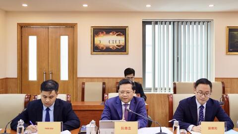 Đồng chí Nguyễn Đức Hiển, Phó Trưởng Ban Chính sách, chiến lược Trung ương tiếp Phó Chủ nhiệm Văn phòng Ủy ban Tài chính Kinh tế Trung ương Đảng Cộng sản Trung Quốc