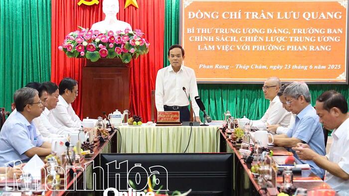Trưởng ban Chính sách, chiến lược Trung ương Trần Lưu Quang kiểm tra công tác vận hành thử mô hình chính quyền địa phương 2 cấp tại Khánh Hòa và Ninh Thuận