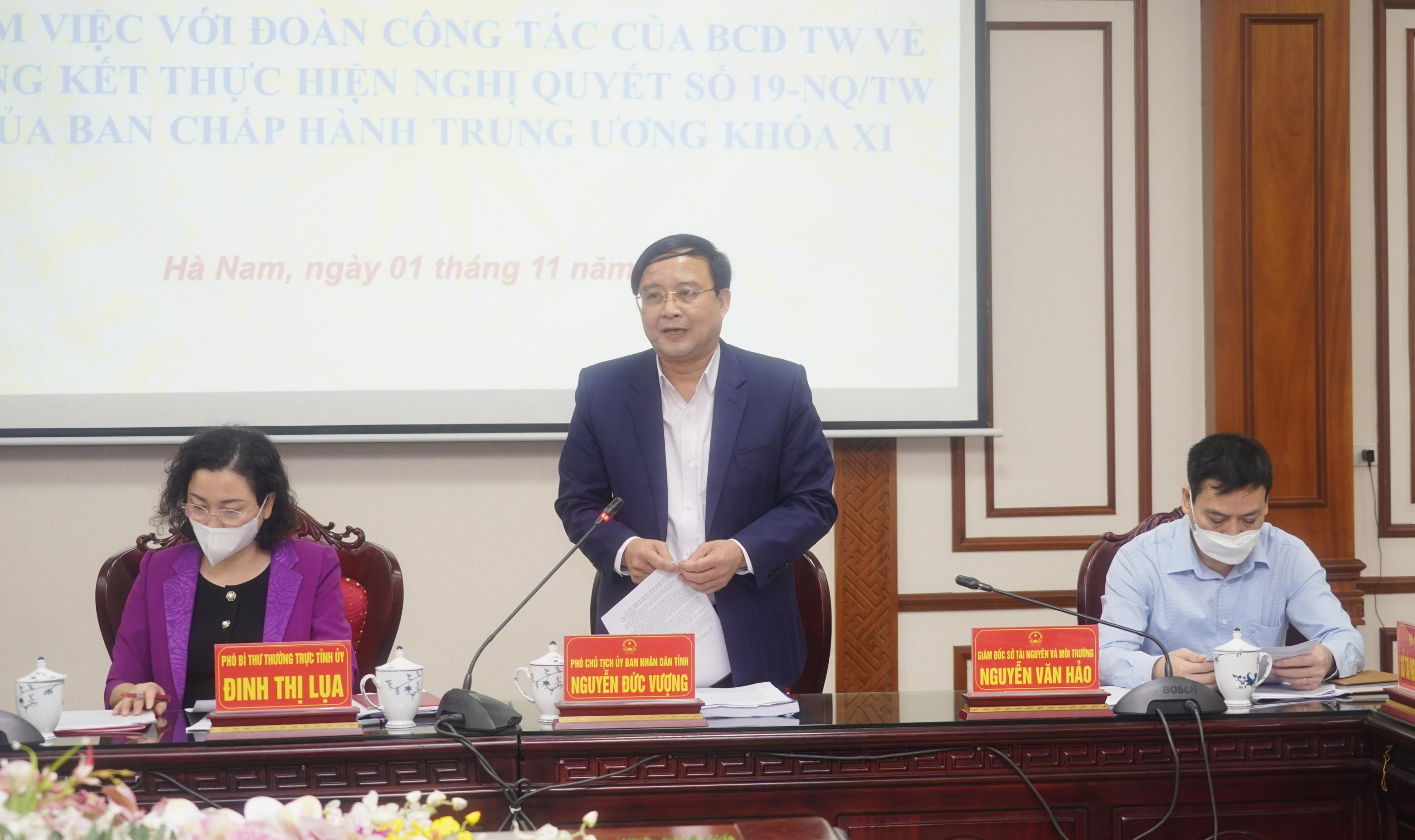 Đồng chí Phó Chủ tịch UBND tỉnh Hà Nam báo cáo tại Hội nghị