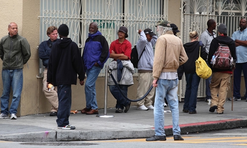 Người dân xếp hàng chờ nhận đồ ăn tại San Francisco. Ảnh: AFP