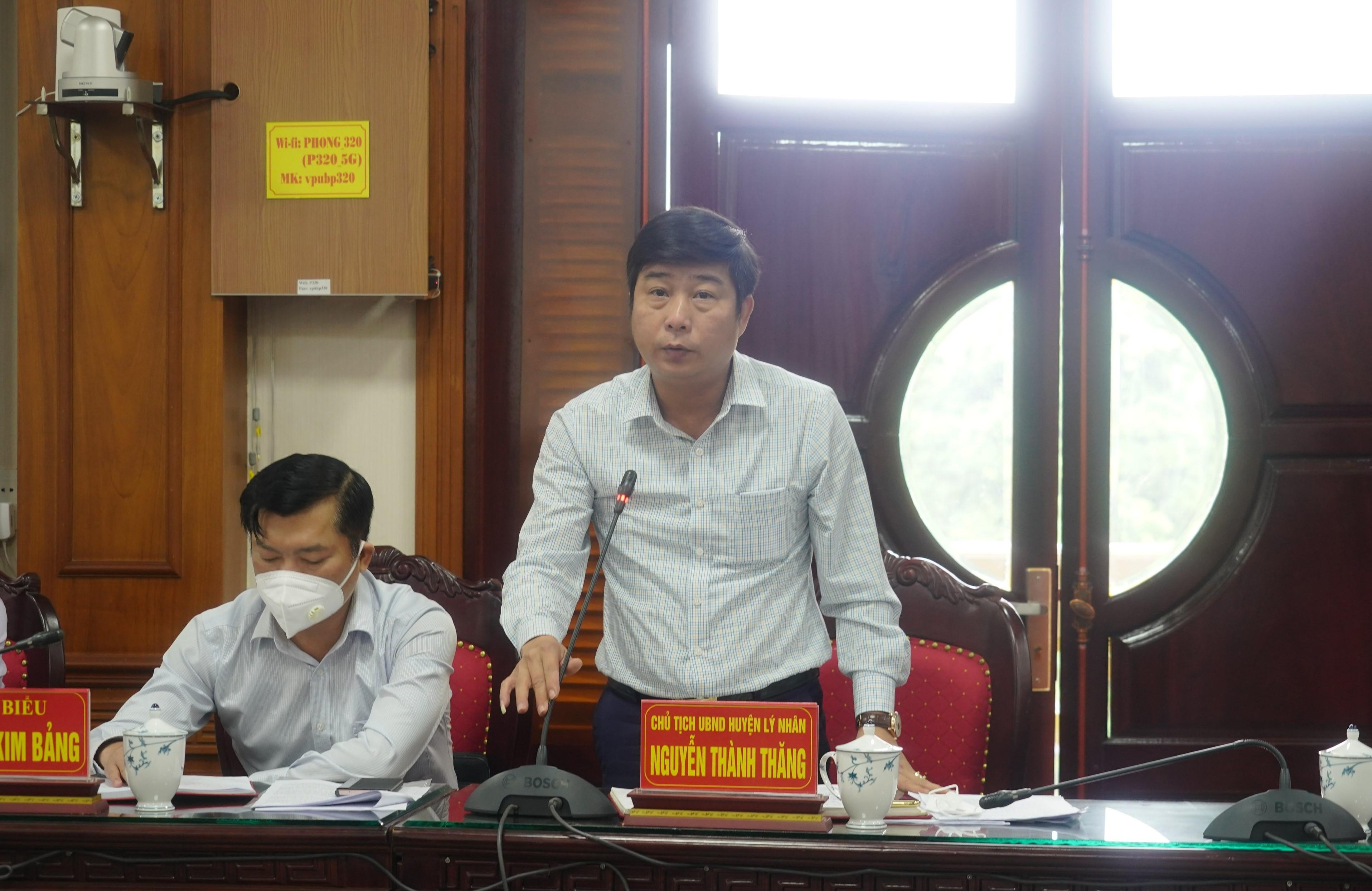 Đồng chí Chủ tịch UBND huyện Lý Nhân, tỉnh Hà Nam phát biểu tại Hội nghị