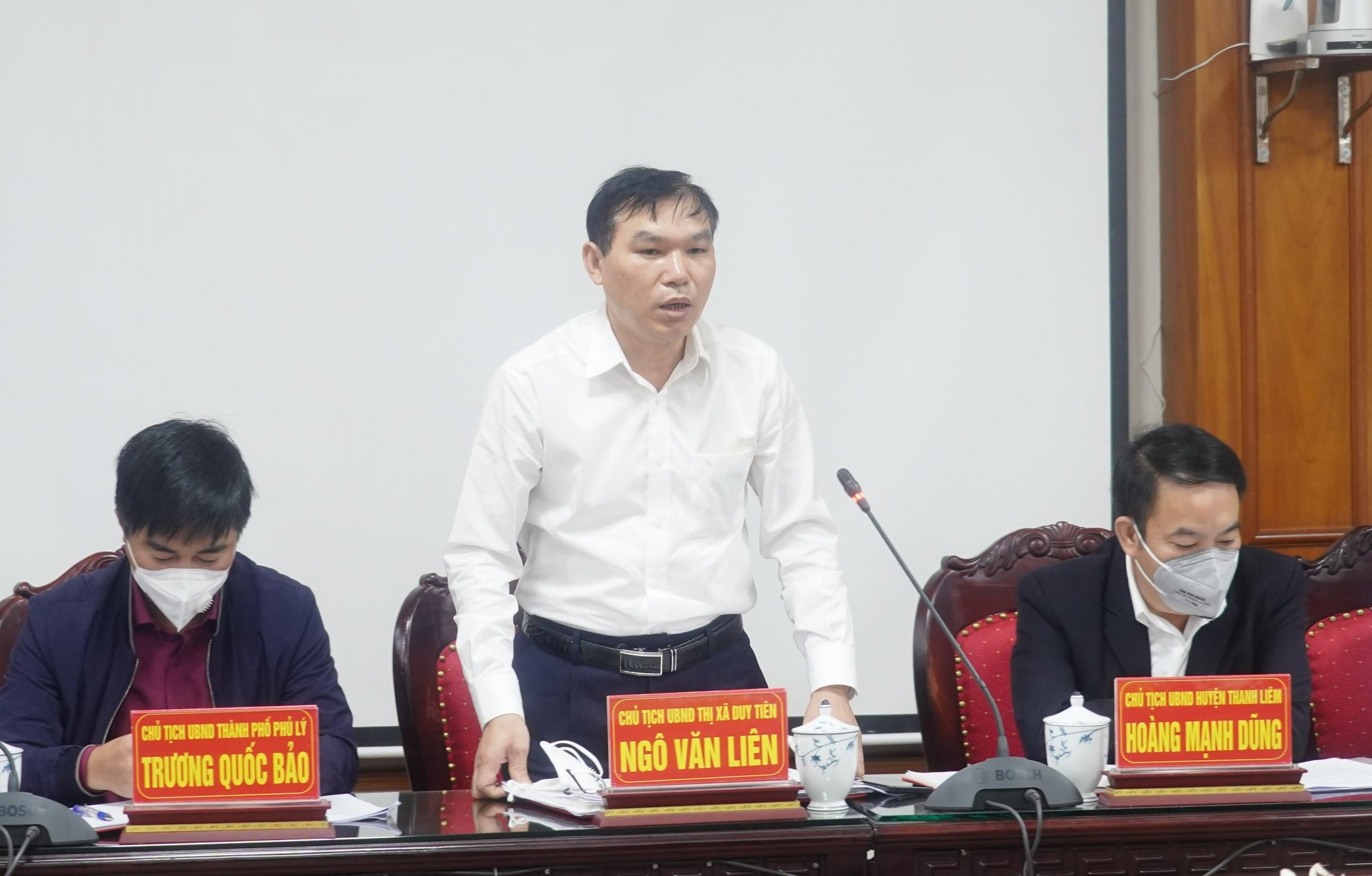 Đồng chí Chủ tịch UBND Thị xã Duy Tiên, tỉnh Hà Nam phát biểu tại Hội nghị