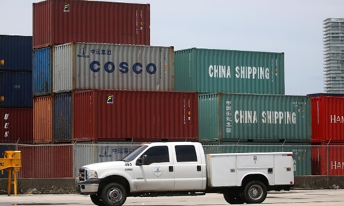 Các container đặt tại cảng Miami (Florida, Mỹ). Ảnh: Reuters