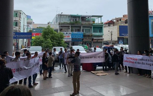Loạt nhà cung ứng phản đối Central Group vì ngưng nhập hàng may mặc Việt Loạt nhà cung ứng phản đối Central Group vì ngưng nhập hàng may mặc Việt
