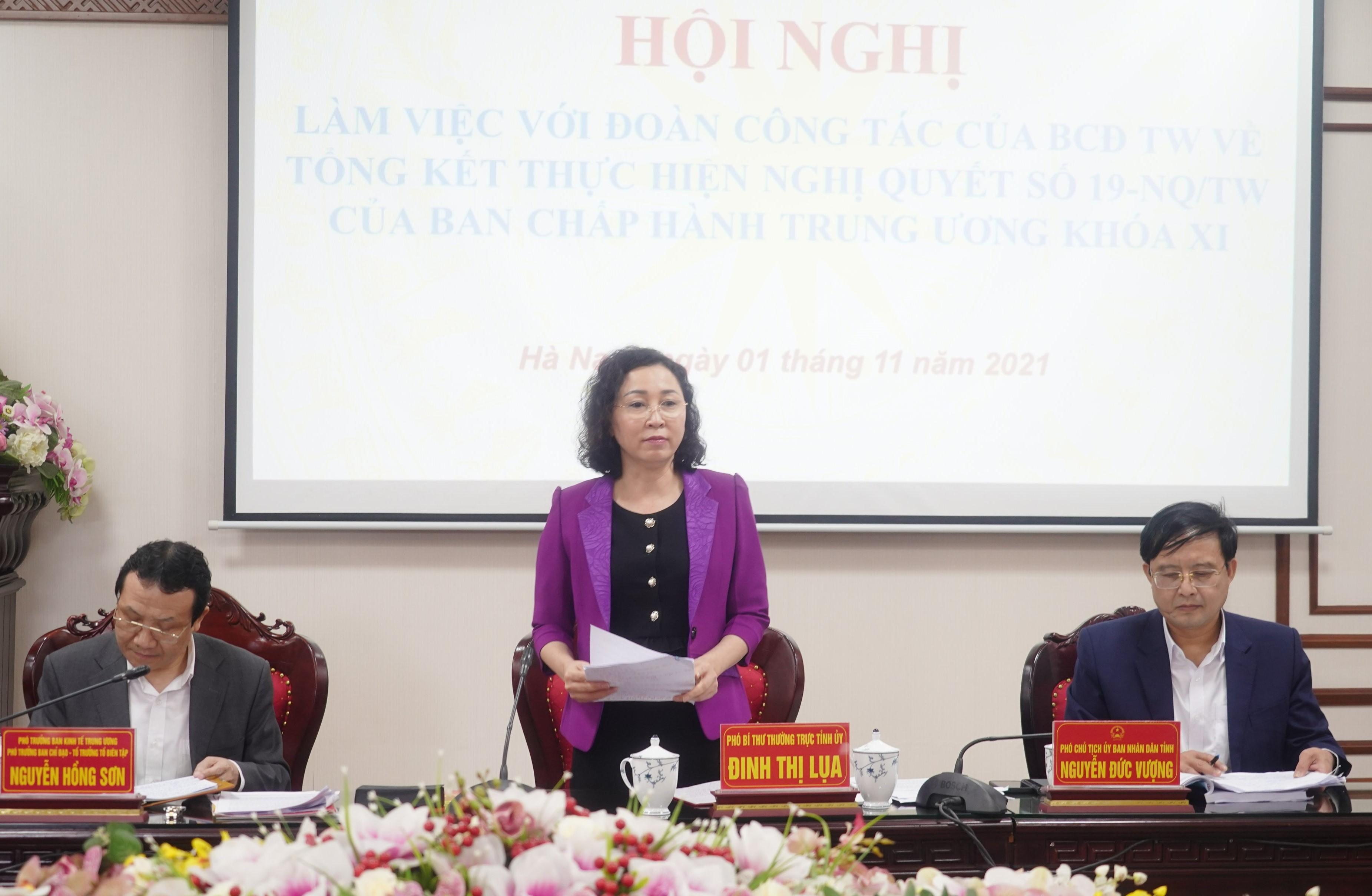 Đồng chí Phó Bí thư Thường trực tỉnh Hà Nam báo cáo tại Hội nghị