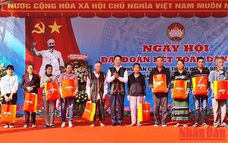 Đồng chí Trần Tuấn Anh trao tặng 12 phần quà cho tập thể và hộ gia đình Liên khu dân cư thôn Thuận Hòa và bon Bu Đắk, xã biên giới Thuận An, huyện Đắk Mil, tỉnh Đắk Nông.