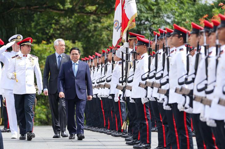 Thủ tướng Singapore Lý Hiển Long chủ trì lễ đón Thủ tướng Phạm Minh Chính - Ảnh: NHẬT BẮC