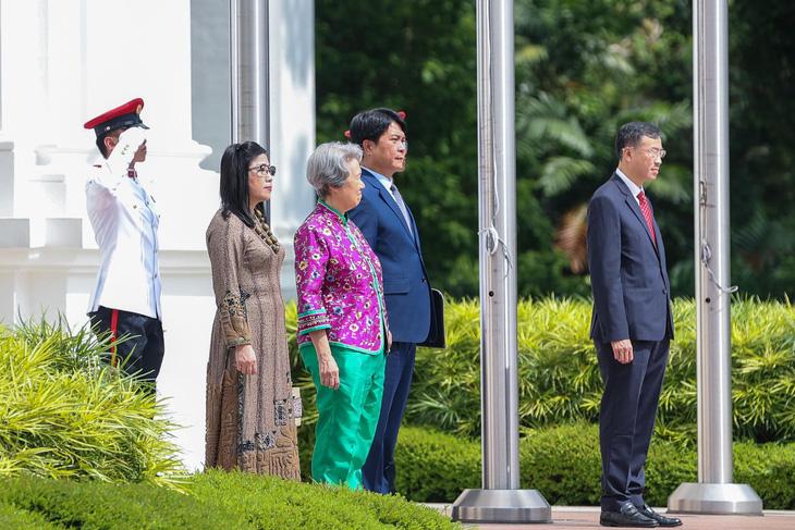 Phu nhân Lê Thị Bích Trân và phu nhân Thủ tướng Singapore trong lễ đón tại dinh Istana - Ảnh: NHẬT BẮC