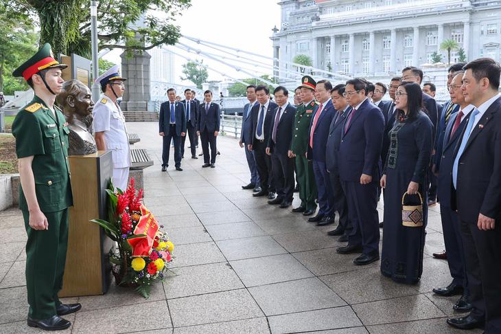 Trước khi bắt đầu các hoạt động chính thức tại Singapore, Thủ tướng Phạm Minh Chính cùng phu nhân và đoàn đại biểu Việt Nam dâng hoa, thành kính tưởng nhớ công ơn của Chủ tịch Hồ Chí Minh tại tượng của Người ở Bảo tàng văn minh châu Á - Ảnh: NHẬT BẮC
