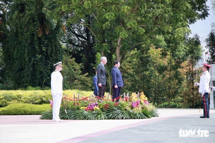 Thủ tướng Singapore Lý Hiển Long chủ trì lễ đón Thủ tướng Phạm Minh Chính - Ảnh 2.