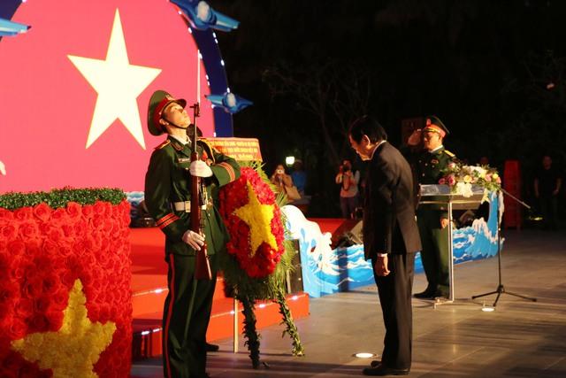 Nguyên Chủ tịch nước Trương Tấn Sang dâng hương tưởng niệm các chiến sĩ Gạc Ma - Ảnh 3.