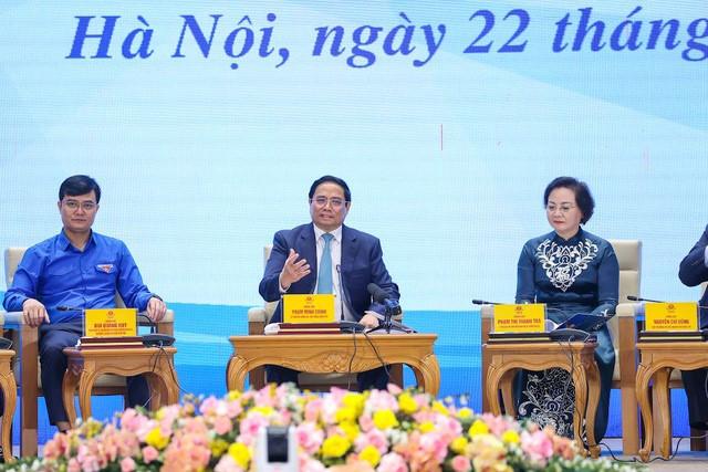 Thủ tướng Chính phủ Phạm Minh Chính trao đổi với thanh niên tại hội nghị. (Ảnh: VGP)