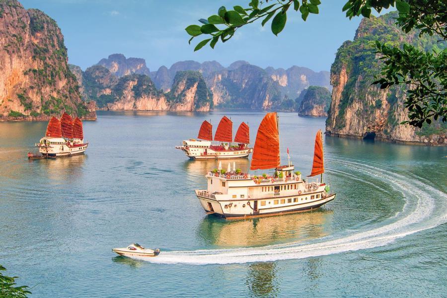 Việt Nam đặt mục ti&ecirc;u ph&aacute;t triển du lịch trở th&agrave;nh ng&agrave;nh kinh tế mũi nhọn, thuộc nh&oacute;m 30 quốc gia c&oacute; năng lực cạnh tranh du lịch h&agrave;ng đầu thế giới.