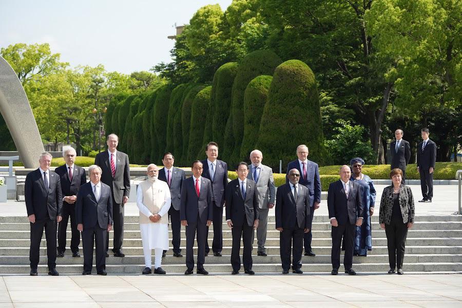 S&aacute;ng 21/5, Thủ tướng Phạm Minh Ch&iacute;nh c&ugrave;ng l&atilde;nh đạo c&aacute;c nước dự Hội nghị G7 tới thăm C&ocirc;ng vi&ecirc;n Tưởng niệm Ho&agrave; B&igrave;nh tại Th&agrave;nh phố Hiroshima, Nhật Bản - Ảnh: VGP