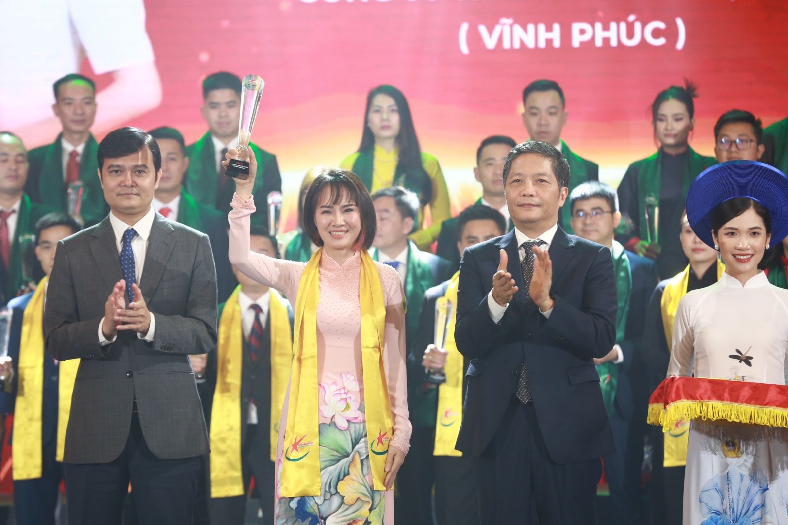 Ông Trần Tuấn Anh và anh Bùi Quang Huy trao danh hiệu cho Top 10 Doanh nhân trẻ khởi nghiệp xuất sắc 2023