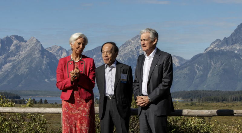 Từ trái qua: Chủ tịch ECB Christine Lagarde, Thống đốc BOJ Kazuo Ueda và Chủ tịch Fed Jerome Powell tại hội nghị ngân hàng trung ương thường niên của Fed ở Jackson Hole, Wyoming, tháng 8/2023 - Ảnh: Bloomberg.