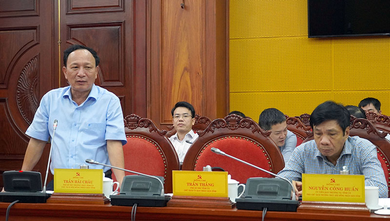 Đồng chí Phó Bí thư Thường trực Tỉnh ủy Trần Hải Châu thảo luận tại hội nghị