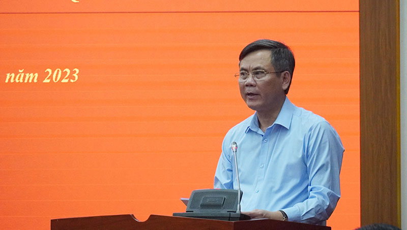 Đồng chí Chủ tịch UBND tỉnh Trần Thắng trình bày báo cáo tại hội nghị