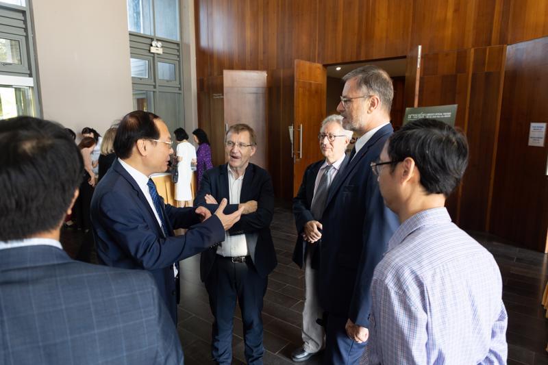 Ông Olivier Brochet, Đại sứ Pháp tại Việt Nam (phải) và Thứ trưởng Bộ Tài nguyên và Môi trường Lê Công Thành (trái) cùng các nhà khoa học quốc tế thảo luận về giải pháp môi trường tại ICEPORM 2024