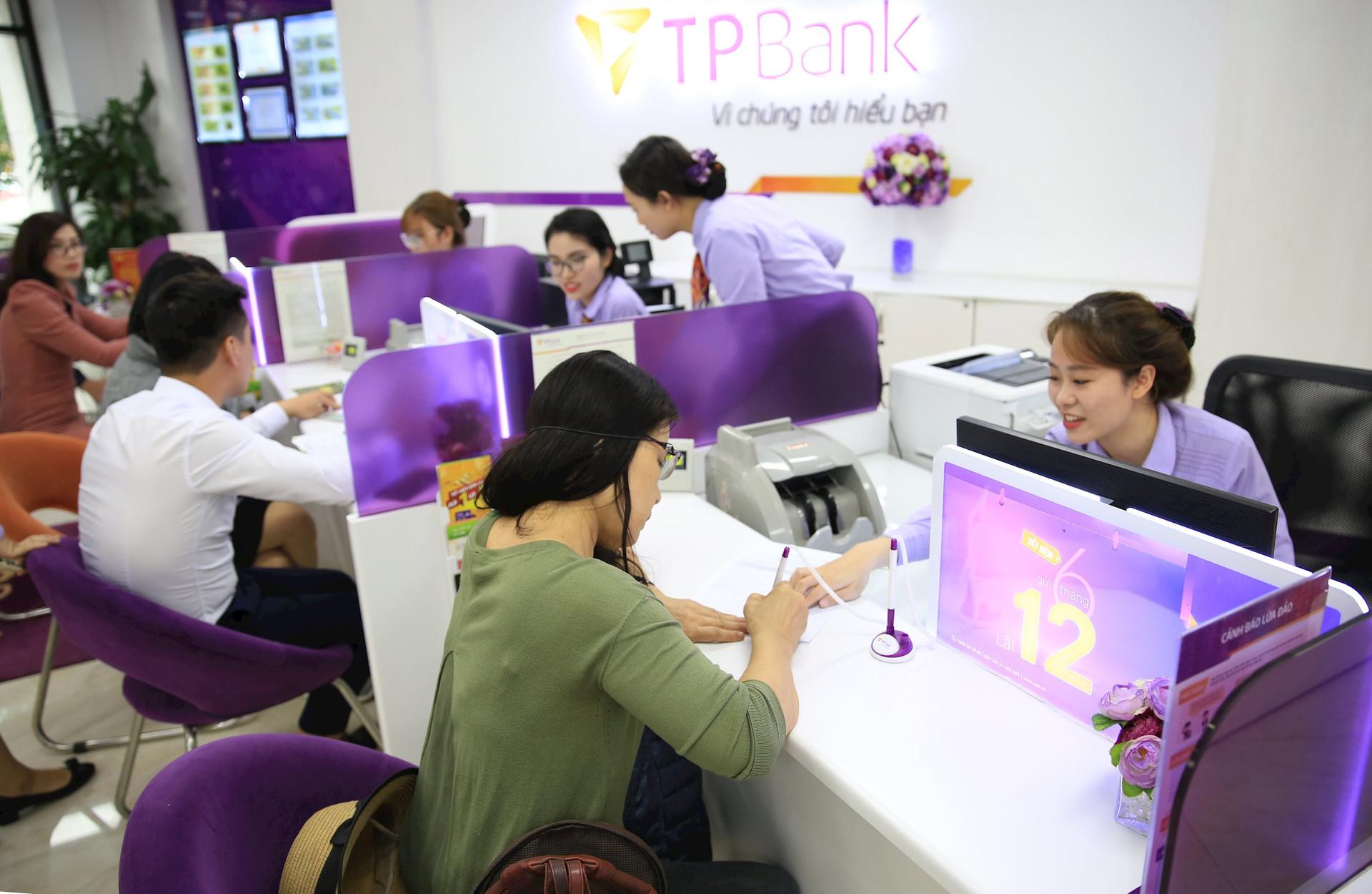 khach-hang-giao-dich-tai-ngan-hang-thuong-mai-co-phan-tien-phong-tp-bank-.-anh-quang-thai.jpg