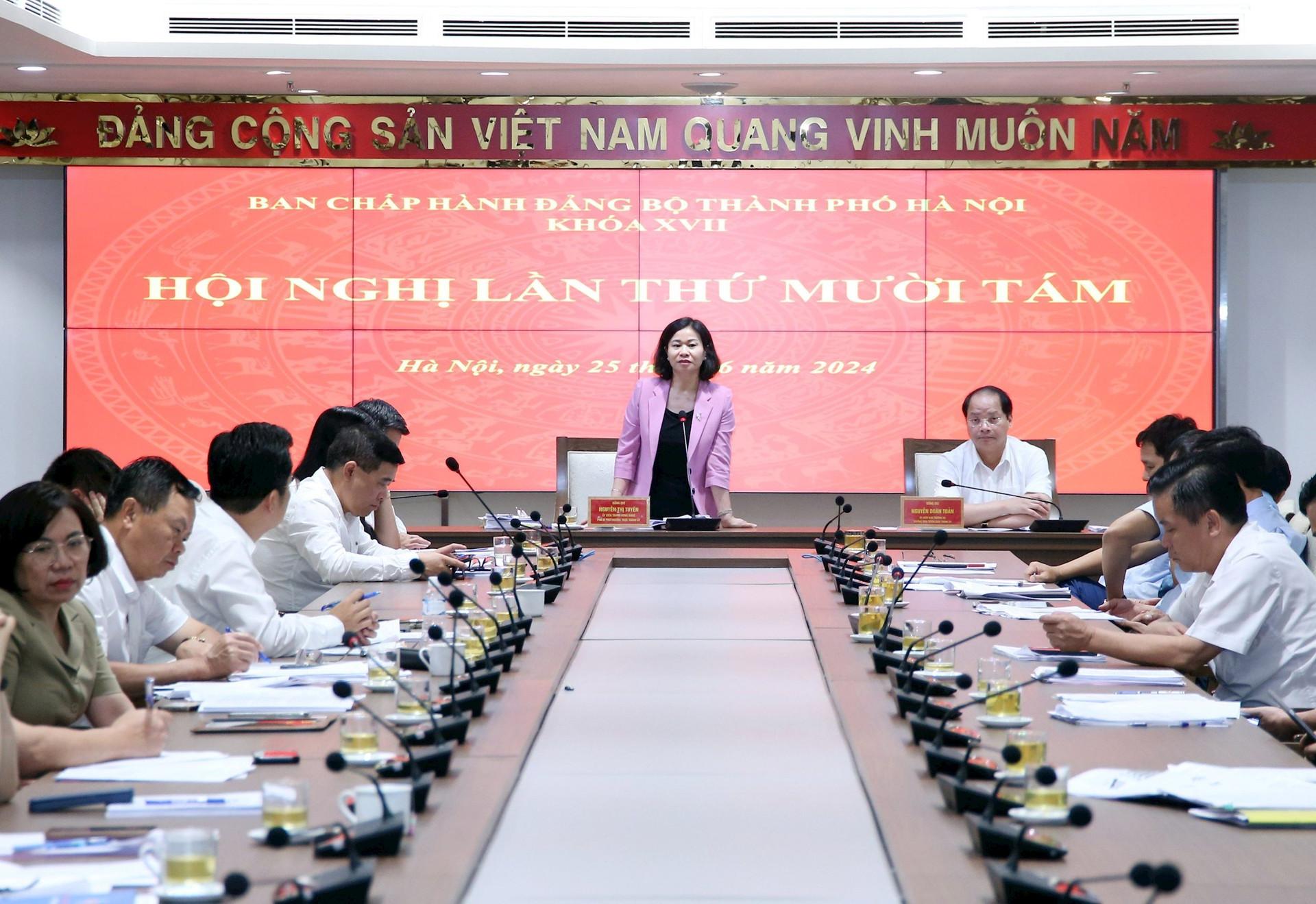 Ủy viên Trung ương Đảng, Phó Bí thư Thường trực Thành ủy Nguyễn Thị Tuyến điều hành phiên thảo luận tại tổ sáng 25-6. Ảnh: Viết Thành
