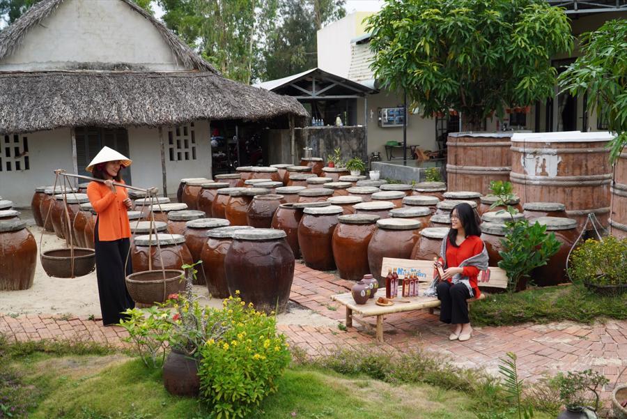 Từ một v&ugrave;ng biển hoang sơ, l&agrave;ng ch&agrave;i Cửa Khe đ&atilde; h&igrave;nh th&agrave;nh c&aacute;c điểm lưu tr&uacute; về đ&ecirc;m v&agrave; thưởng thức đặc sản địa phương.