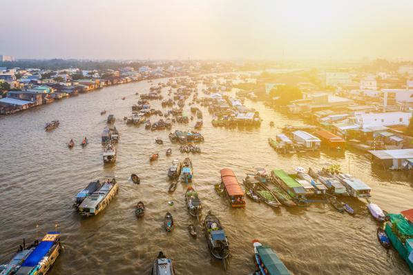 Th&agrave;nh phố Cần Thơ l&agrave; đ&ocirc; thị s&ocirc;ng nước, chịu ảnh hưởng nặng nề của biến đổi kh&iacute; hậu. Trong ảnh: Chợ nổi C&aacute;i Răng, Cần Thơ. Ảnh internet.