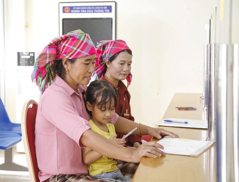 Đồng bào dân tộc Hà Nhì làm thủ tục tại Trung tâm phục vụ hành chính công xã biên giới Sín Thầu, tỉnh Điện Biên. (Ảnh: Trung Kiên/TTXVN)