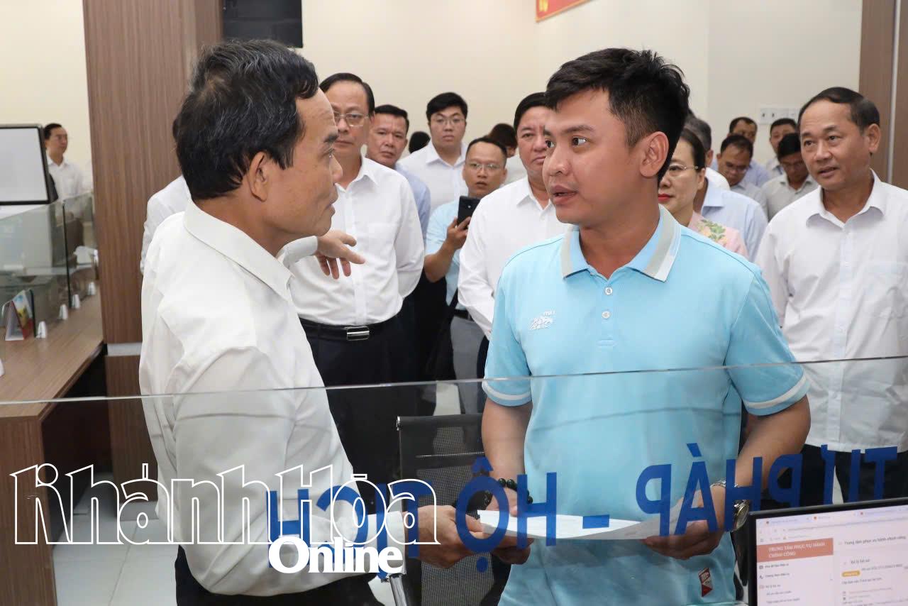 Đồng chí Trần Lưu Quang hỏi thăm một người dân đến Trung tâm Phục vụ hành chính công phường Phan Rang làm thủ tục hành chính