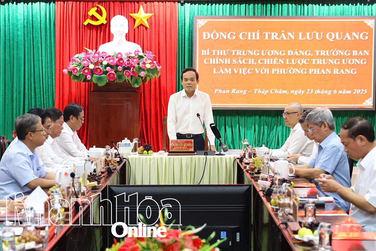 Đồng chí Trần Lưu QUang phát biểu chỉ đạo tại trụ sở phường Phan Rang