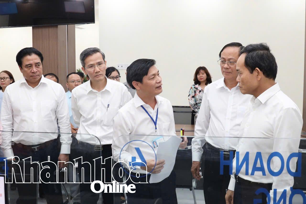 Đồng chí Trần Lưu Quang cùng đoàn công tác kiểm tra Trung tâm Phục vụ hành chính công phường Phan Rang