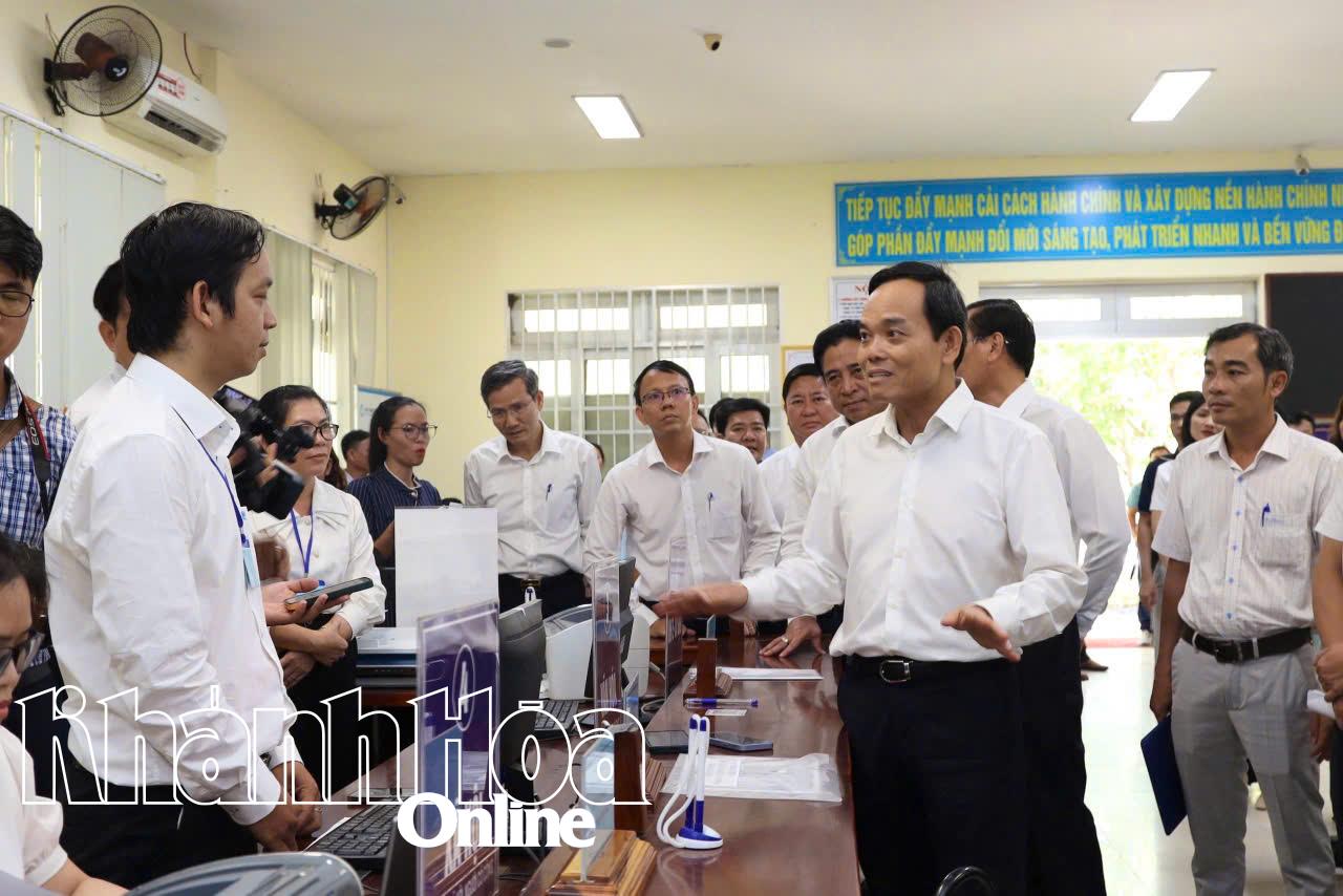Đồng chí Trần Lưu Quang trao đổi với cán bộ Trung tâm Phục vụ hành chính công xã Cam Lâm