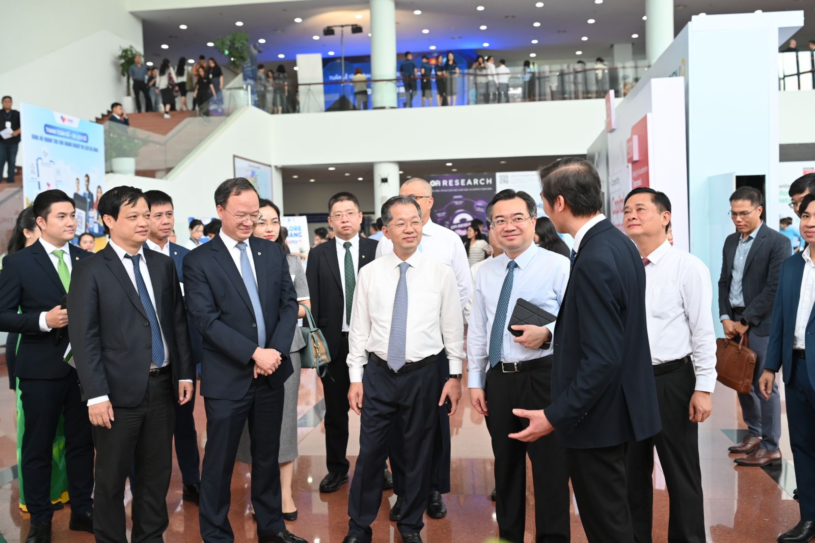Trưởng ban Chính sách, Chiến lược Trung ương Nguyễn Thanh Nghị (thứ 2, bên phải qua); Bí thư Thành ủy Đà Nẵng Nguyễn Văn Quảng trao đổi với đại diện doanh nghiệp.
